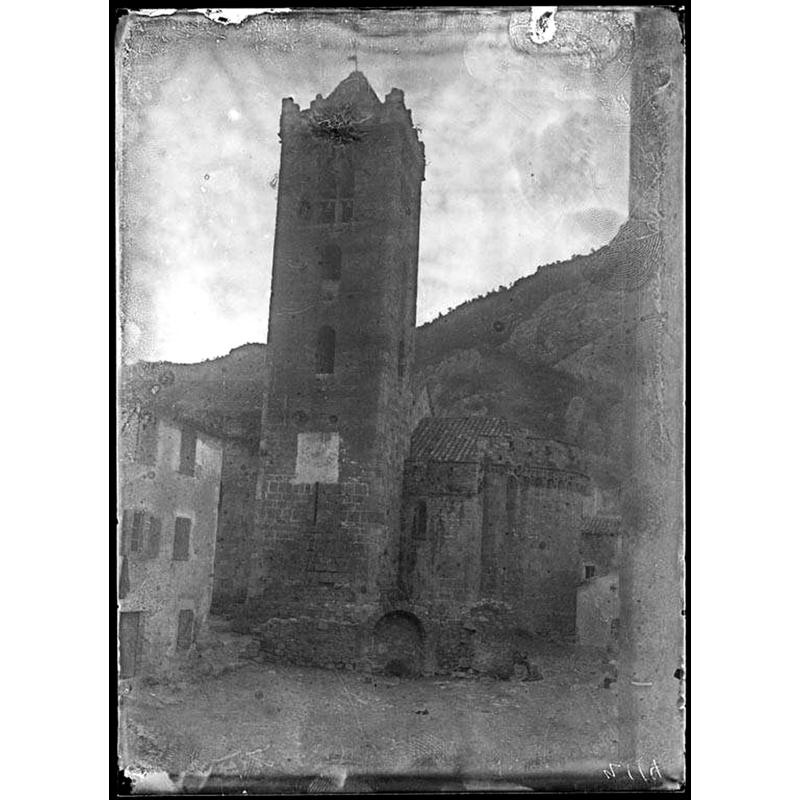 Source caption: "Campanar i absis de l'església de Santa Maria de Coustouges. Juli Soler i Santaló (1910)"