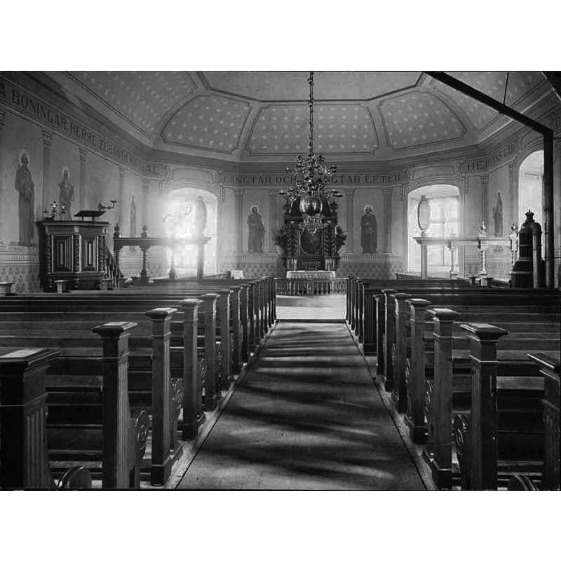 Source caption: "Hadermo kyrka [...] Interiör mot öster. Apostlarna och stjärnorna liksom korskranket anbragtes i kyrkan 1903 och avlägsnades 1931."