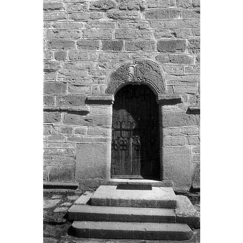Source caption: "Hardemo kyrka [...] Västportalen."