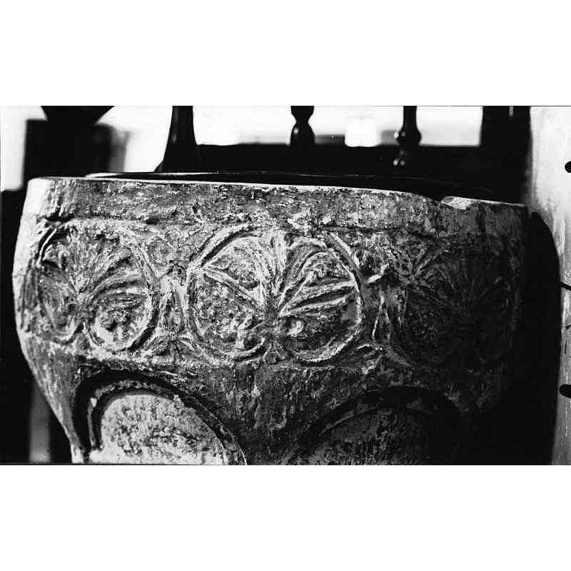 Source caption: "Hammarlövs kyrka [...] Detalj av dopfuntscuppa av sandsten."
