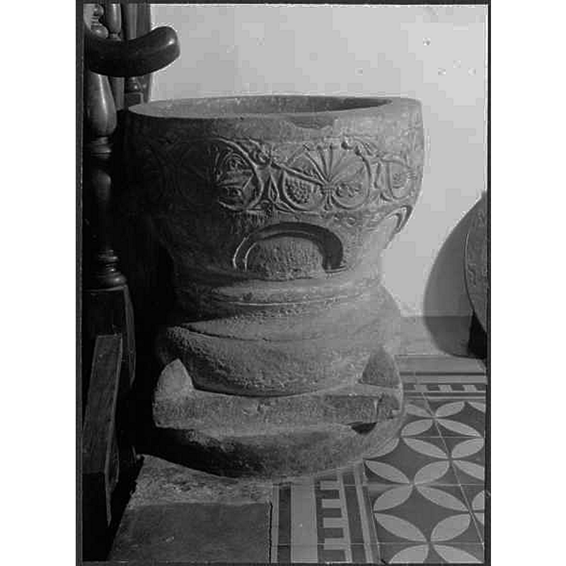 Source caption: "Hammarlövs kyrka [...] Dopfunt av sandsten."