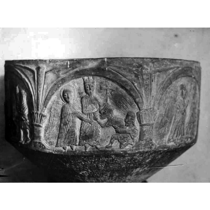Source caption: "Hannas kyrka [...] Detalj av dopfunt av sandsten, i Sigrafs stil, Jesu barndomshistoria." -- BSI description of the scene: "Harrowing of Hell. In the centre, Christ, crowned, in his left hand holds a cross on a staff, his right hand under the coat, holds the wrist of the figure on the right. The figure (male - bearded) is held by the waist by a female figure. To the left an angel haloed reaches with his right hand to the figures to the right"