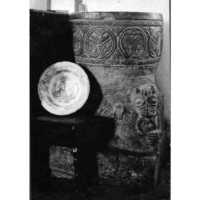 Source caption: "Harlösa kyrka [...] Dopfunt av kalksten, huggen av Mårten stenmästare, 1100-tales slut."