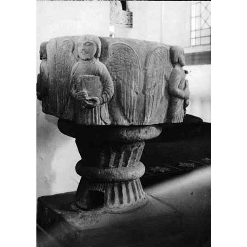 Source caption: "Högs kyrka [...] Dopfunt." -- showing the large drain hole cut into the base