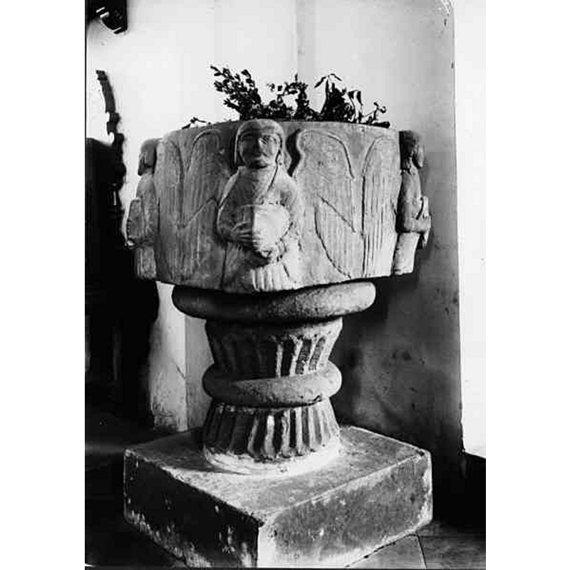 Source caption: "Högs kyrka [...] Dopfunt."