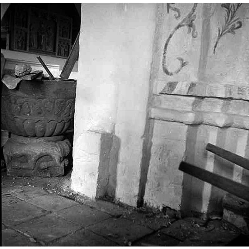Source caption: "Kiaby kyrka [...] Kalkmålning, triumfbågens nedre del." -- showing the font by the pillar of the chancel arch [right]