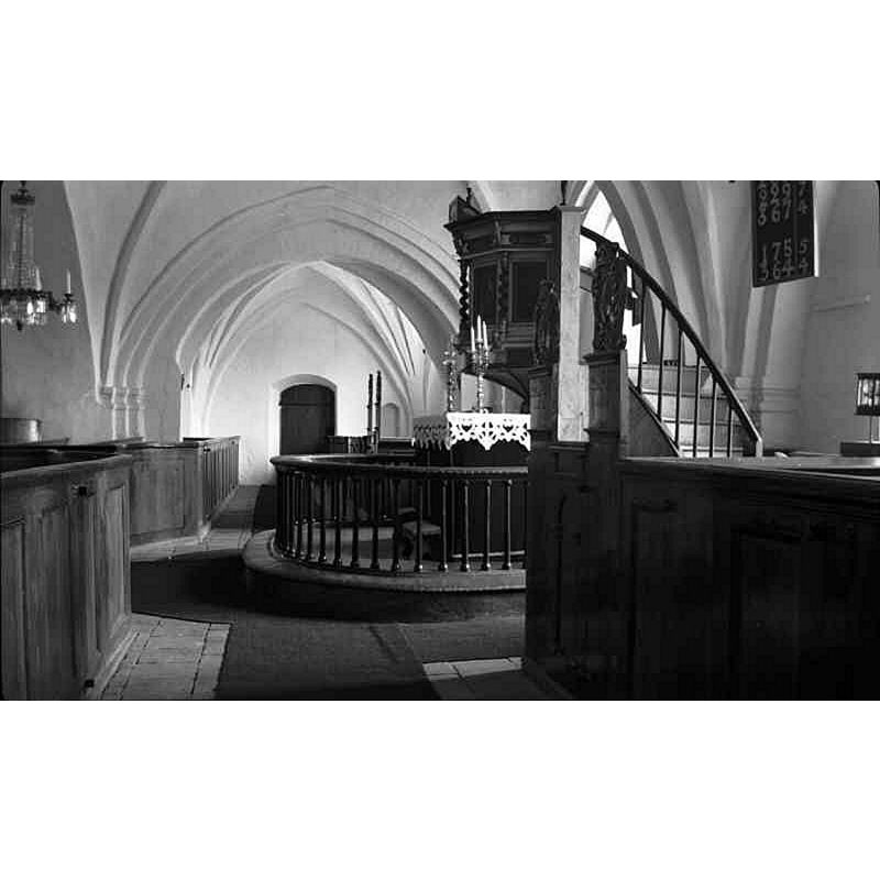 Source caption: "Kiaby kyrka [...] Interiör i koret."