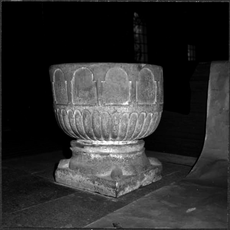 Source caption: "Kverrestads kyrka [...] Dopfunt, medeltida, före restaurering."