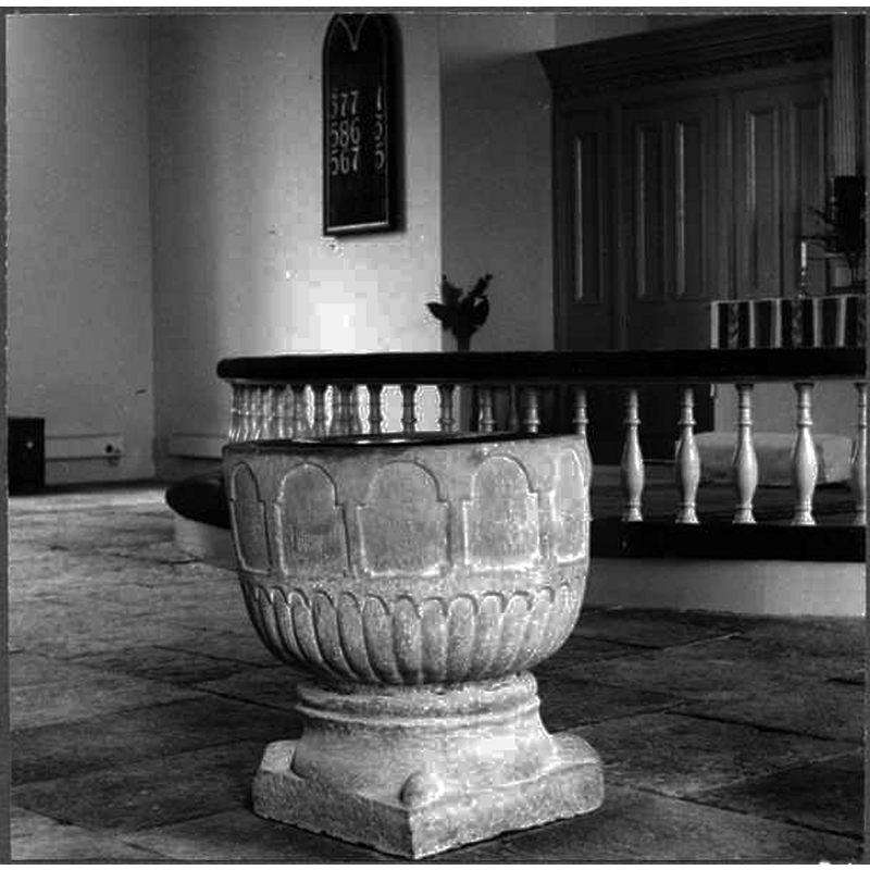 Source caption: "Kverrestads kyrka [...] Dopfunt, medeltida, efter restaurering."