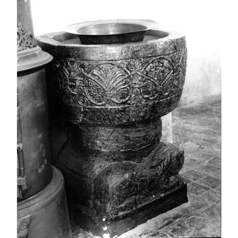 Source caption: "Kyrkoköpinge kyrka [...] Medeltida dopfunt." [NB: a similar photograph [1394-19.TIF] is dated 1891 im the KMB; it may very well be Tynell's own, even though not published until 1913-1921 in his four-volume set]