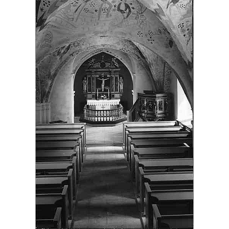 Source caption: "Linderöds kyrka [...] Interiör mot öster. Efter restaurering." -- the undated photo was taken after the 1950-1951 restoration; the top of the font is discernible on the lfar left, west side of the chancel arch noth pillar