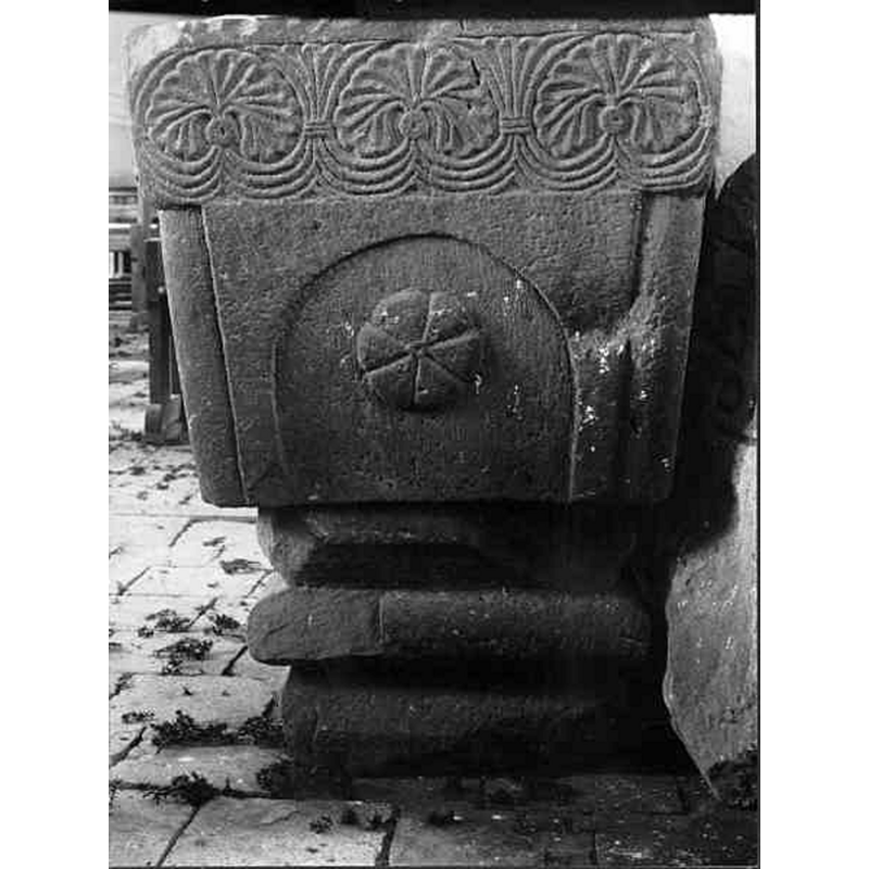 Source caption: "Linderöds kyrka [...] Dopfunt. Medeltida."