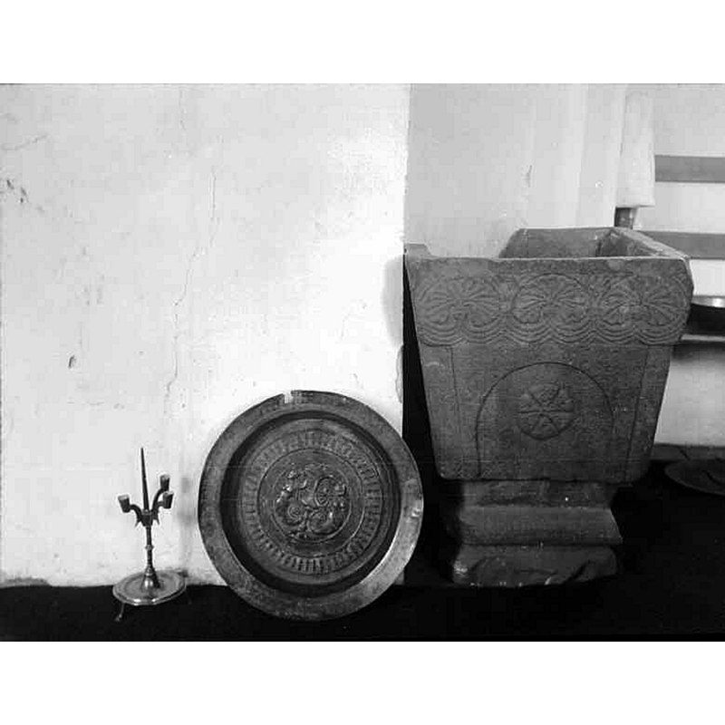 Source caption: "Linderöds kyrka [...] Dopfunt, dopfat samt ljusstake." -- notice the damage to the font, upper left corner of the back of the basin