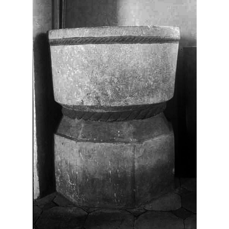 Source caption: "Löddeköpinge kyrka [...] Dopfunt med romansk cuppa av sandsten och sekundär fot av cement."
