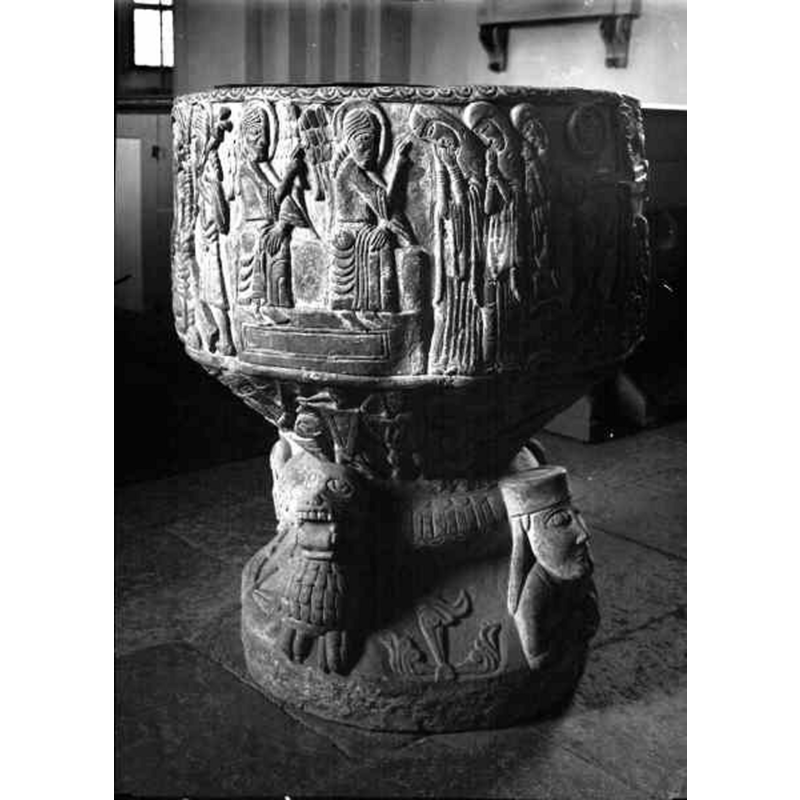 Source caption: "Löderups kyrka [...] Dopfunt av sandsten, avsmalnande uppåt, trattformig botten, utförd av Mäster Majestatis, slutet av 1100-talet."