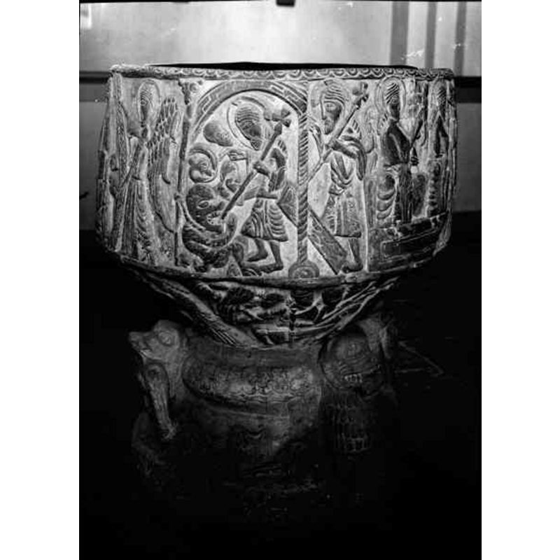 Source caption: "Löderups kyrka [...] Dopfunt av sandsten, avsmalnande uppåt, trattformig botten, utförd av Mäster Majestatis, slutet av 1100-talet."