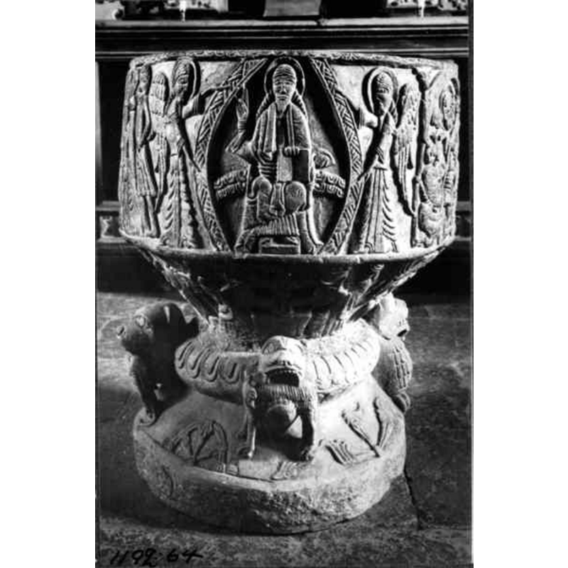 Source caption: "Löderups kyrka [...] Dopfunt av sandsten, avsmalnande uppåt, trattformig botten, utförd av Mäster Majestatis, slutet av 1100-talet."