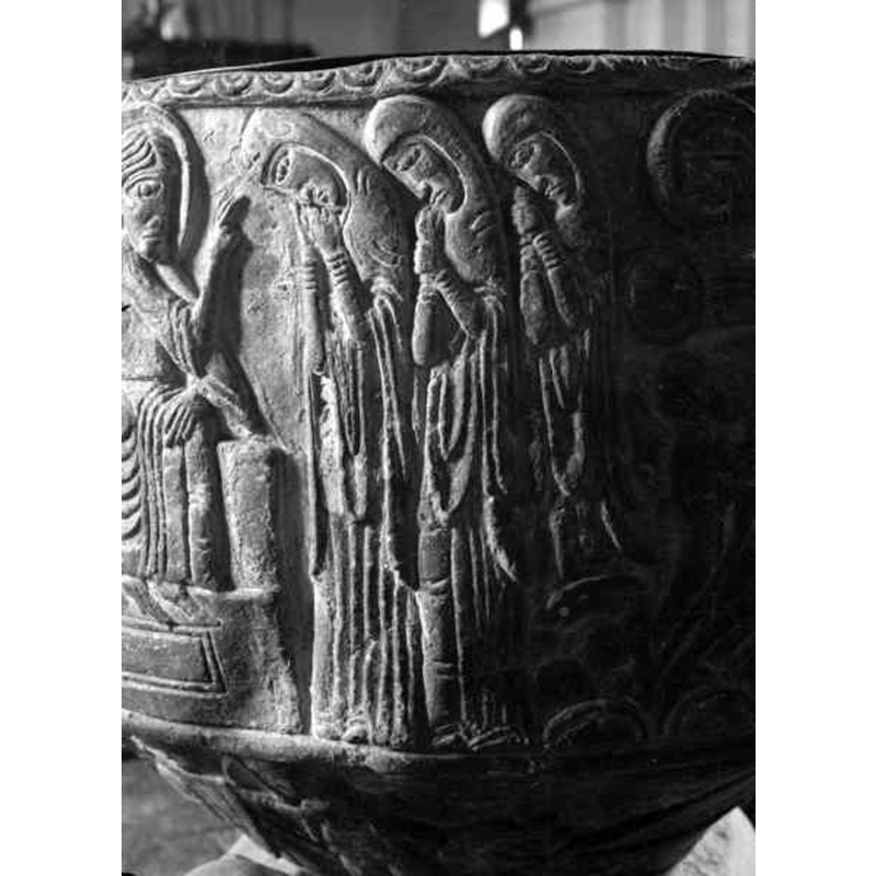 Source caption: "Löderups kyrka [...] Detalj av dopfunt av sandsten, avsmalnande uppåt, trattformig botten, utförd av Mäster Majestatis, slutet av 1100-talet."