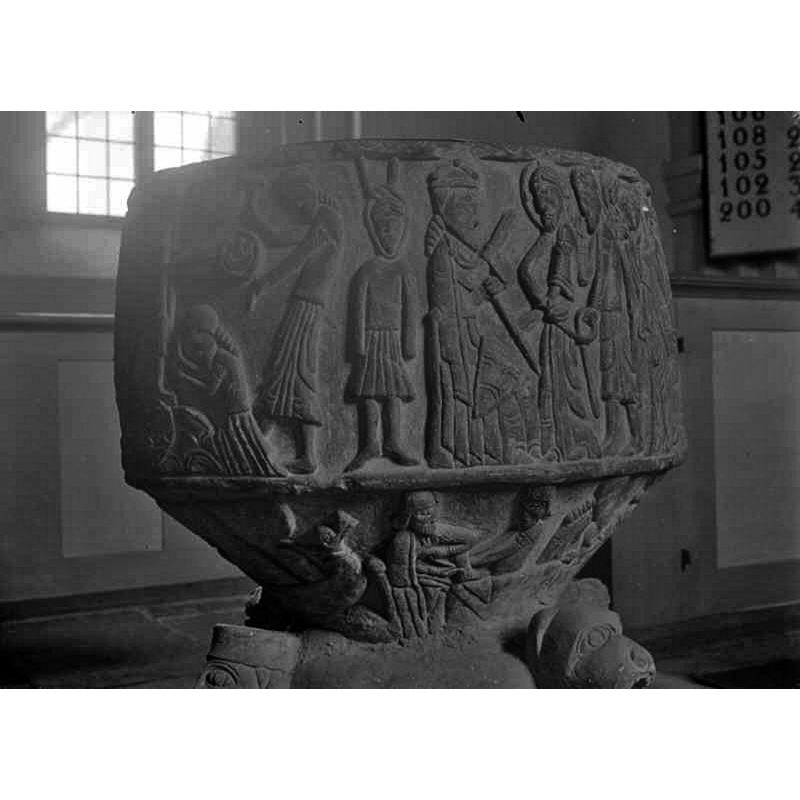 Source caption: "Löderups kyrka [...] Detalj av dopfunt av sandsten, avsmalnande uppåt, trattformig botten, utförd av Mäster Majestatis, slutet av 1100-talet."