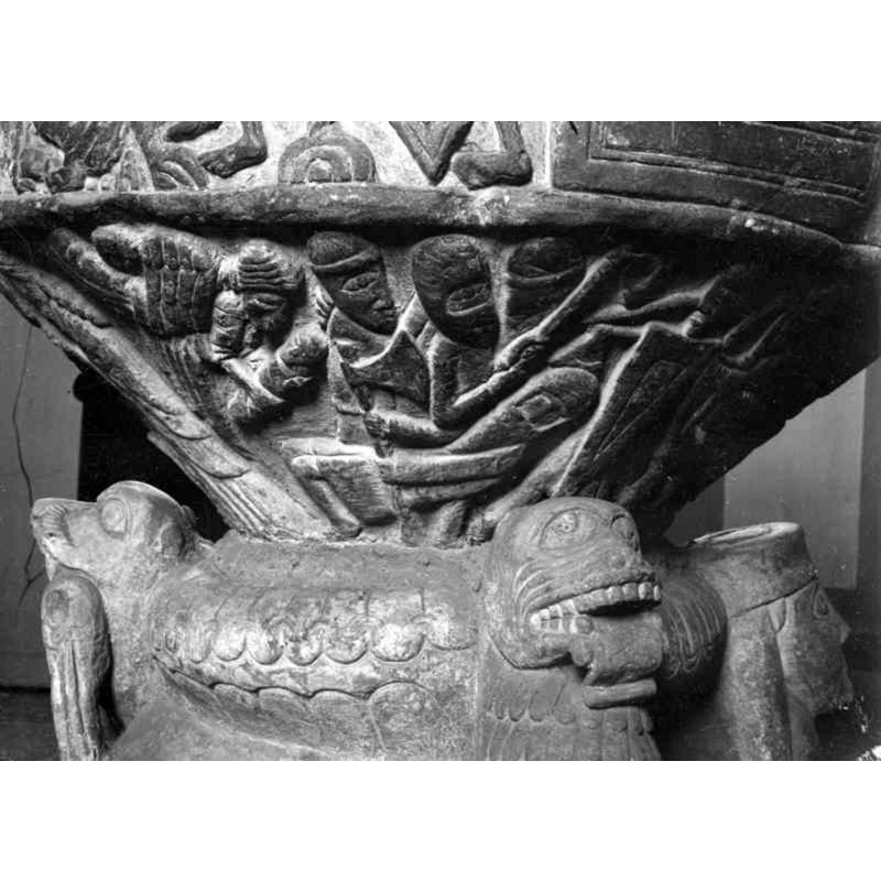Source caption: "Löderups kyrka [...] Detalj av dopfunt av sandsten, avsmalnande uppåt, trattformig botten, utförd av Mäster Majestatis, slutet av 1100-talet."