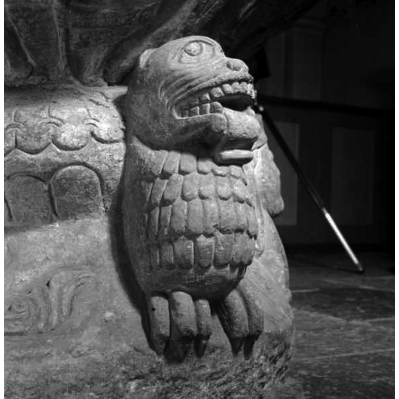 Source caption: "Löderups kyrka [...] Detalj av dopfunt av sandsten, avsmalnande uppåt, trattformig botten, utförd av Mäster Majestatis, slutet av 1100-talet."