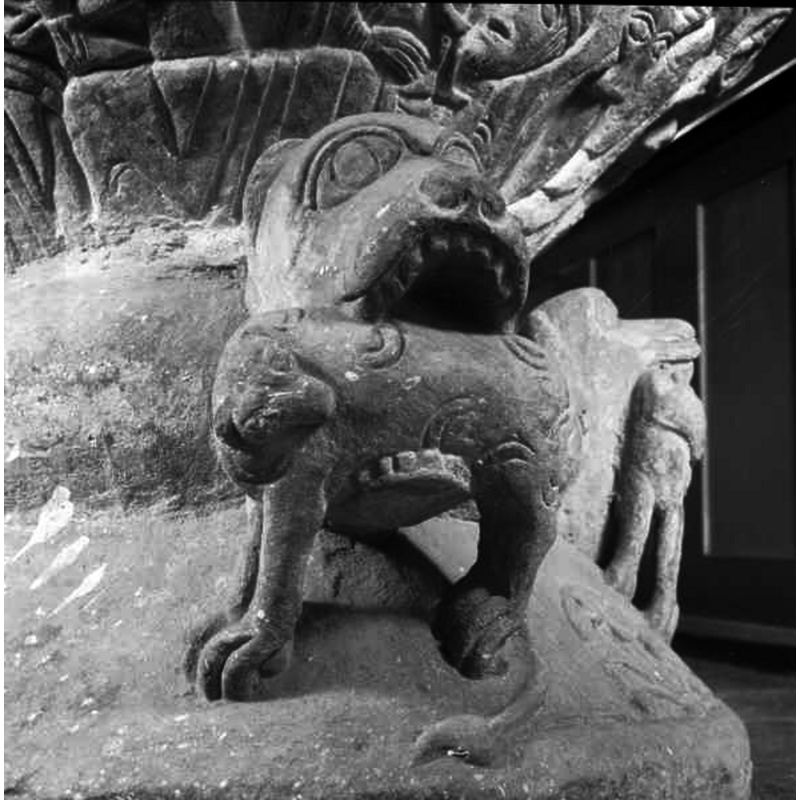 Source caption: "Löderups kyrka [...] Detalj av dopfunt av sandsten, avsmalnande uppåt, trattformig botten, utförd av Mäster Majestatis, slutet av 1100-talet."