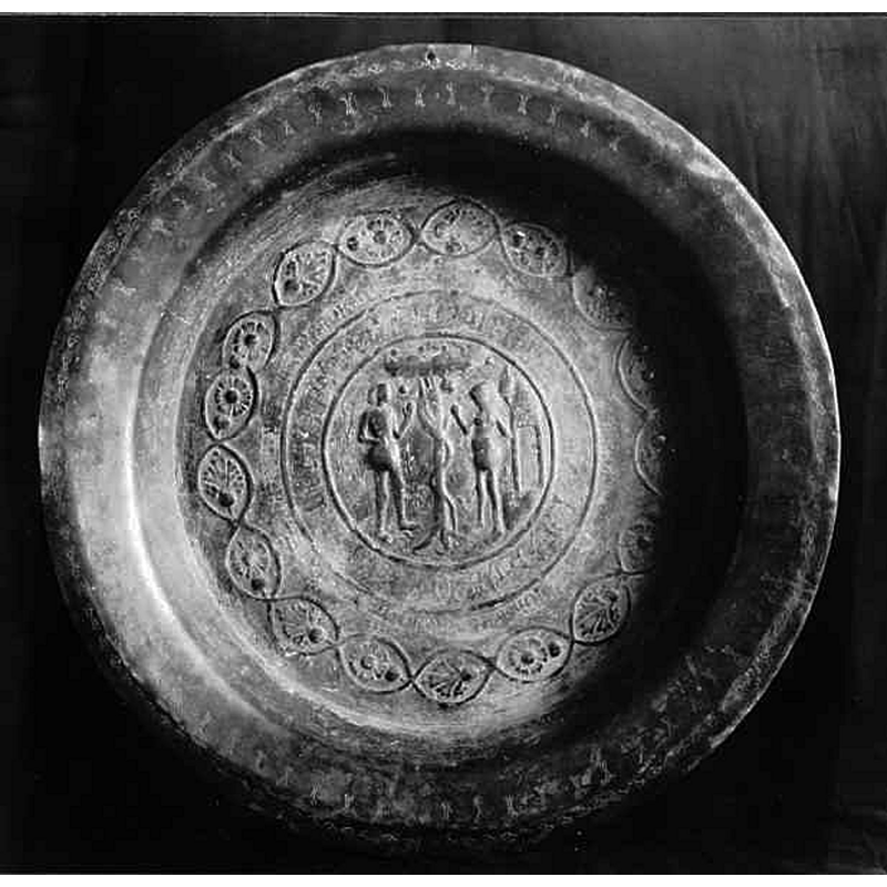 Source caption: "Löderups kyrka [...] Dopbäcken av mässing, brättet blad- och "krabbliknande" stämplar, i botten syndafallet."
