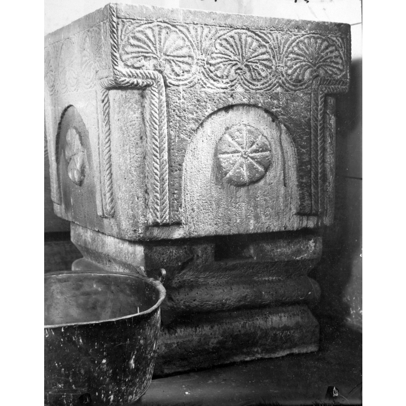 Source caption: "Dopfunt av sandsten, fyrkantig, med rikt profilerad fot. Från 1100-talet. Härstammar från den äldre kyrkan."