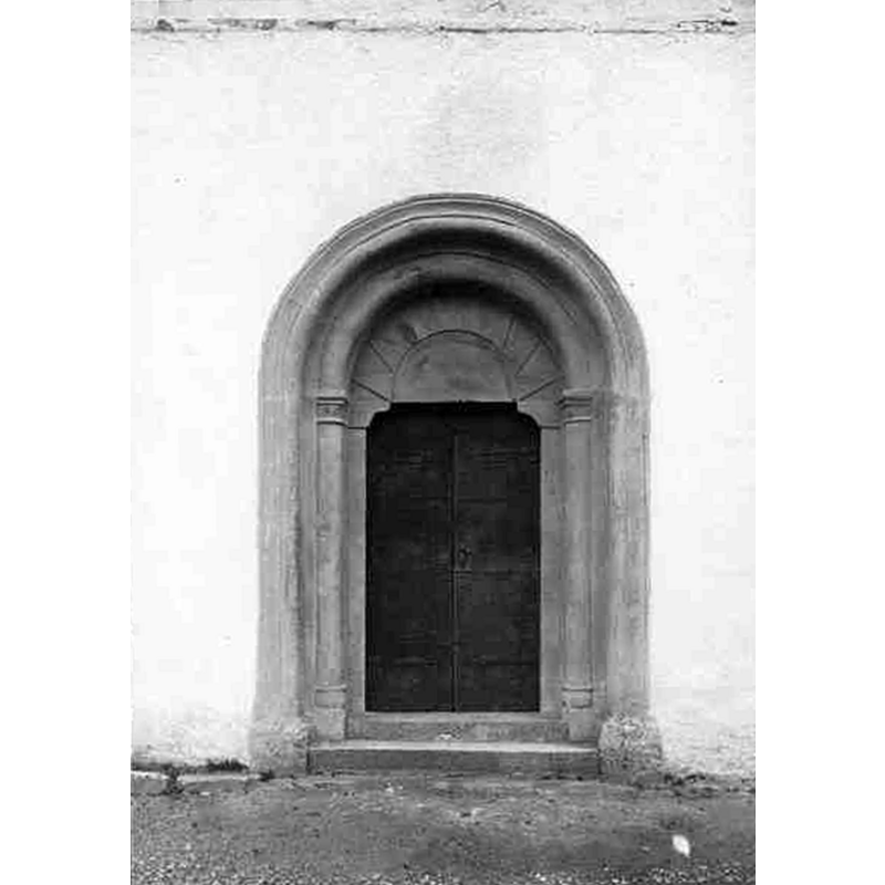 Source caption: "Össjö kyrka [...] Västportalen."