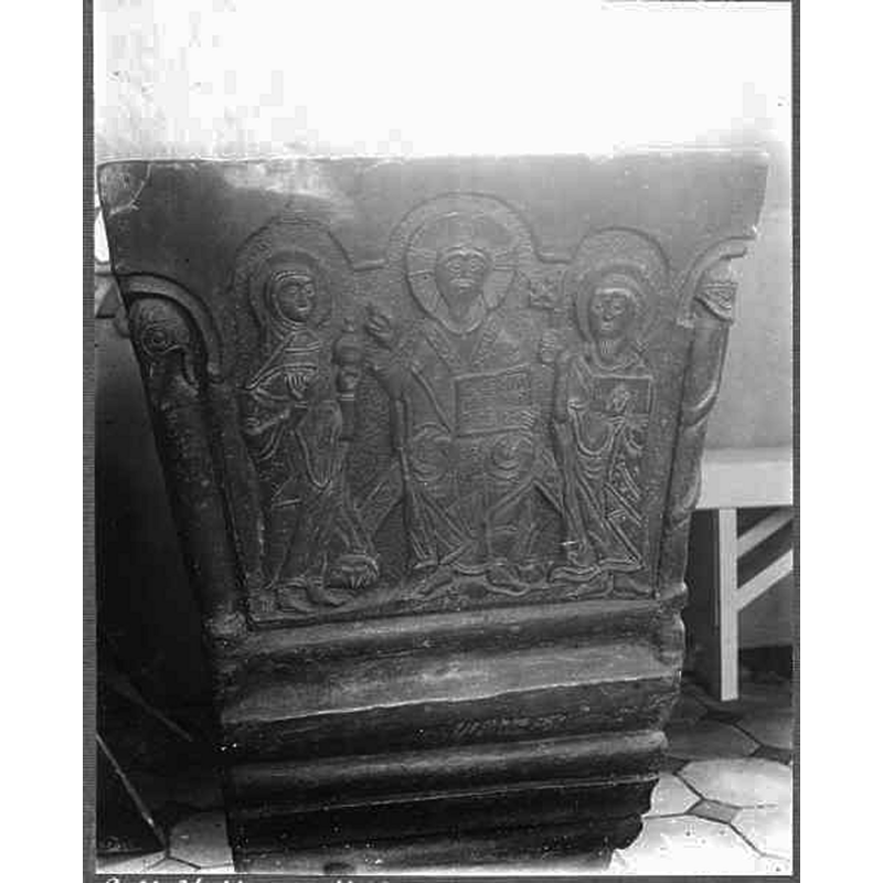 Source caption: "Össjö kyrka [...] Detalj av dopfunt av sandsten, foten och cuppan fyrkantig. Från 1100-talets slut."