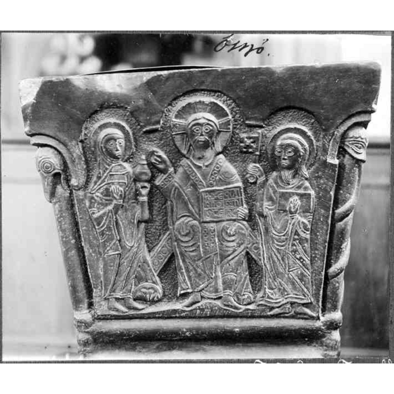 Source caption: "Össjö kyrka [...] Detalj av dopfunt av sandsten, foten och cuppan fyrkantig. Från 1100-talets slut."