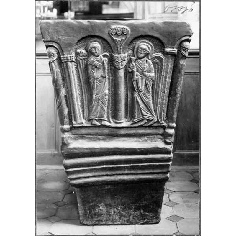 Source caption: "Össjö kyrka [...] Dopfunt av sandsten, foten och cuppan fyrkantig. Från 1100-talets slut."