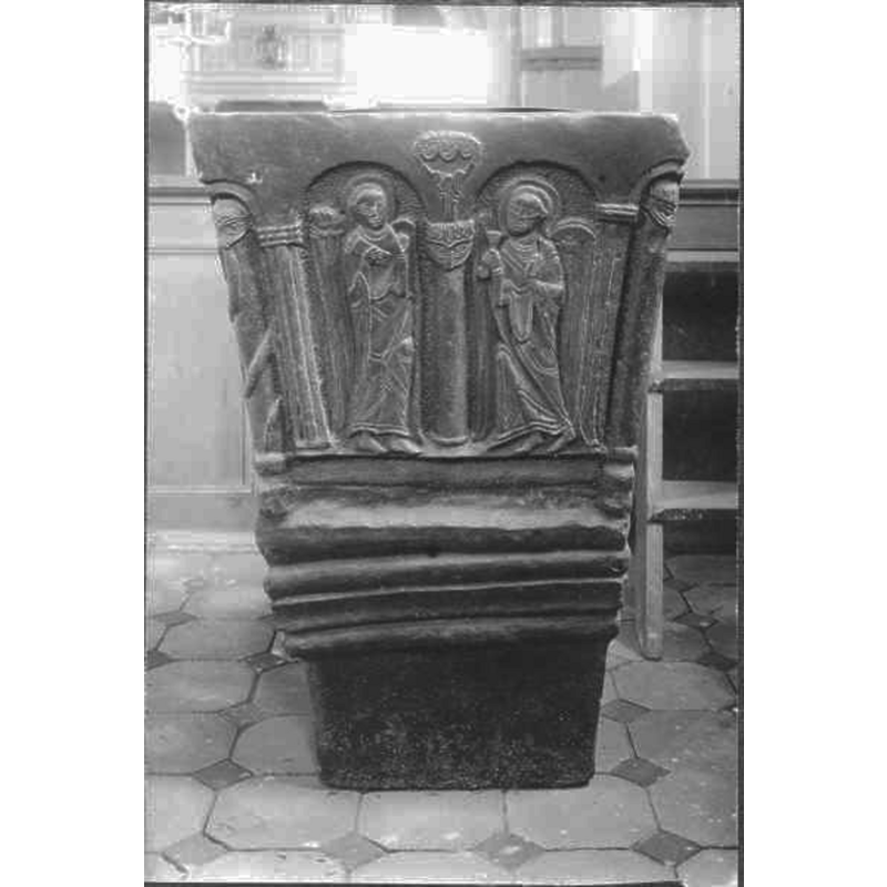 Source caption: "Össjö kyrka [...] Dopfunt av sandsten, foten och cuppan fyrkantig. Från 1100-talets slut."