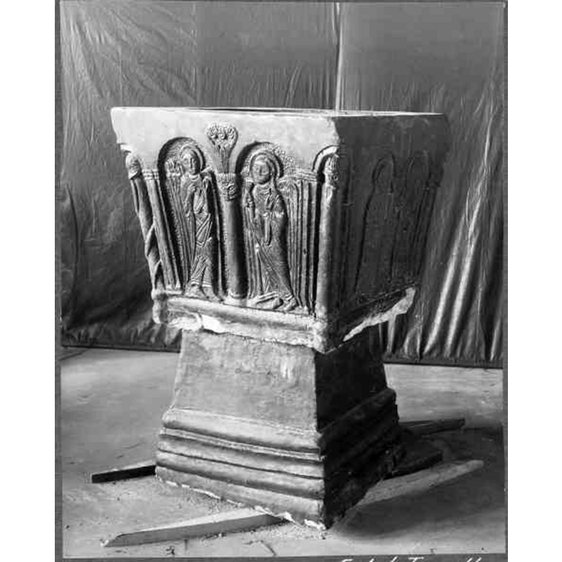 Source caption: "Össjö kyrka [...] Dopfunt av sandsten, foten och cuppan fyrkantig. Från 1100-talets slut."