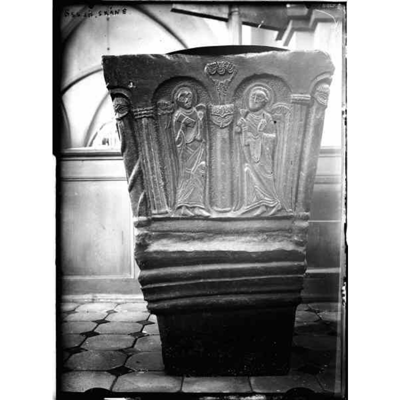 Source caption: "Össjö kyrka [...] Dopfunt av sandsten, foten och cuppan fyrkantig. Från 1100-talets slut. Foto från omkring 1910."