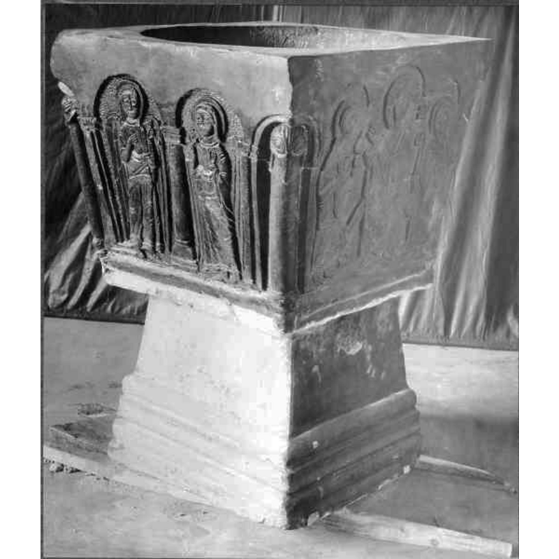 Source caption: "Össjö kyrka [...] Dopfunt av sandsten, foten och cuppan fyrkantig. Från 1100-talets slut."