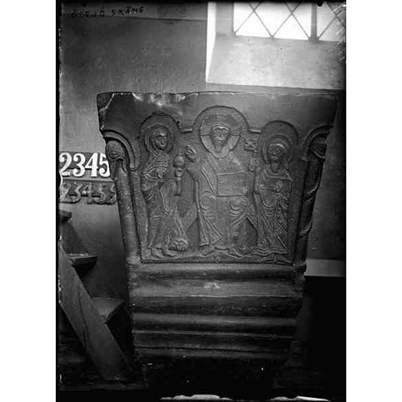 Source caption: "Össjö kyrka [...] Dopfunt av sandsten, foten och cuppan fyrkantig. Från 1100-talets slut. Foto från omkring 1910."