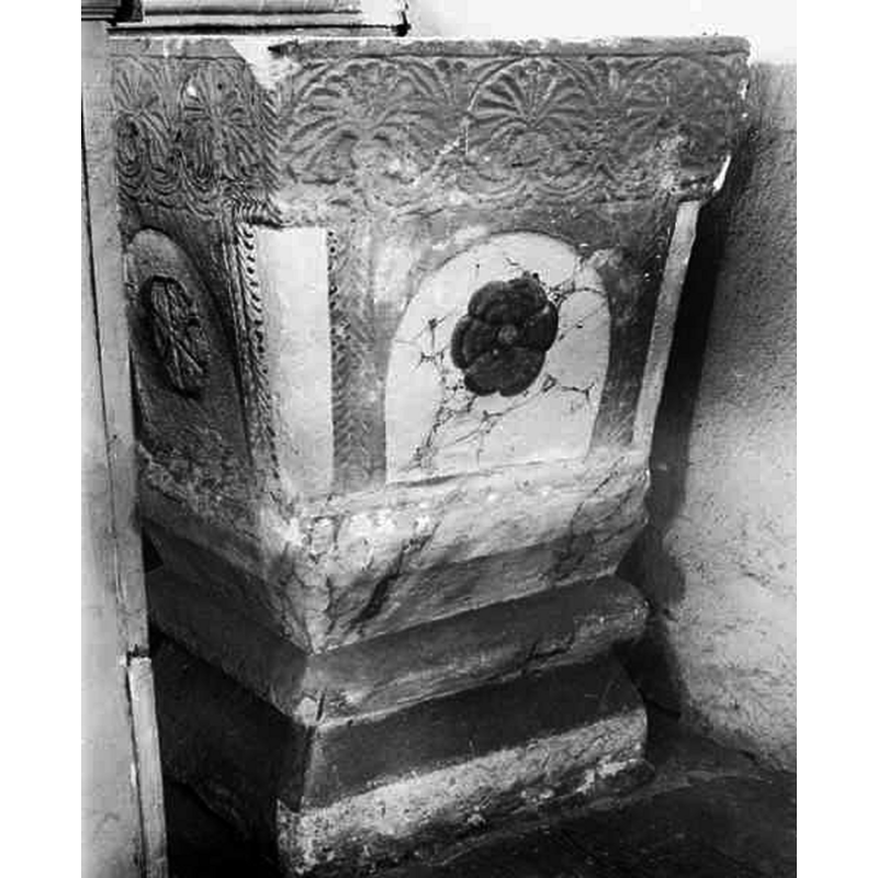 Source caption: "Norra Rörums kyrka [...] Dopfunt av sandsten. Från 1100-talets senare del. Fyrkantig med blom- och bladmönster."