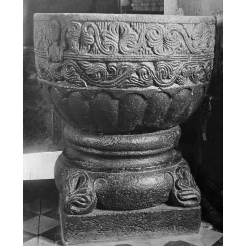 Source caption: 'Nymö kyrka [...] Dopfunt av sandsten. Från 1600-talets förra del. Tillverkad av Hvitaby-Maglehemsgruppen. Trälock, bemålat och förgyllt." [NB: the early-17thC date mentioned in the caption must refer to the canopy, not the font]
