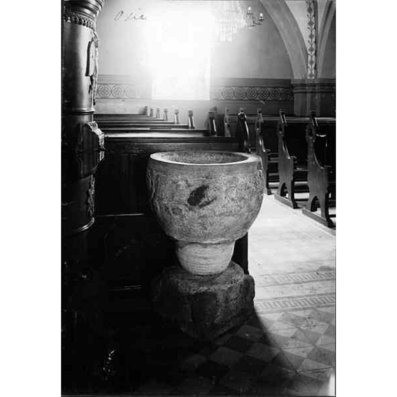 Source caption; "Oxie kyrka [...] Dopfunt av sandsten från 1200-talets mitt."