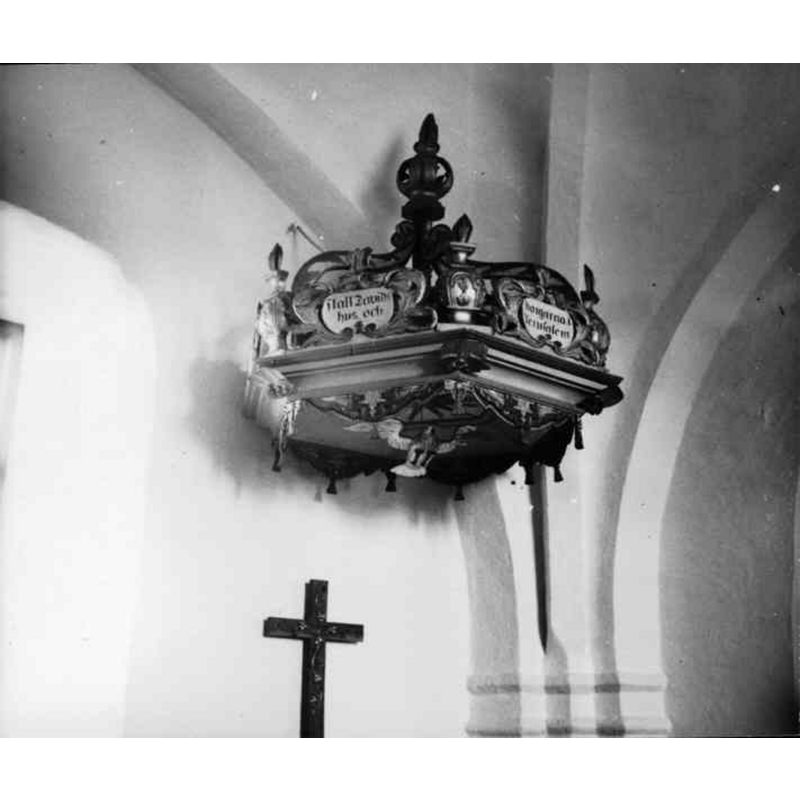 Source caption: "Perstorps kyrka [...] Dopfuntsbaldakinen efter restaureringen."