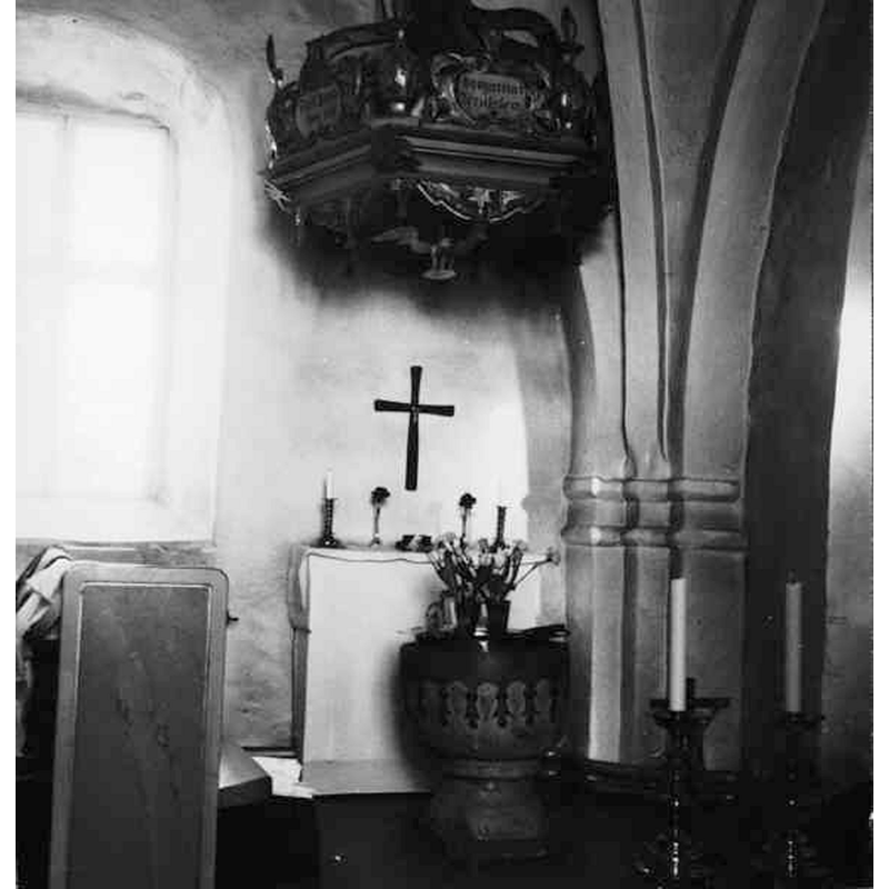 Source caption: "Perstorp kyrka [...] Dopfunt med baldakin före restaureringen."
