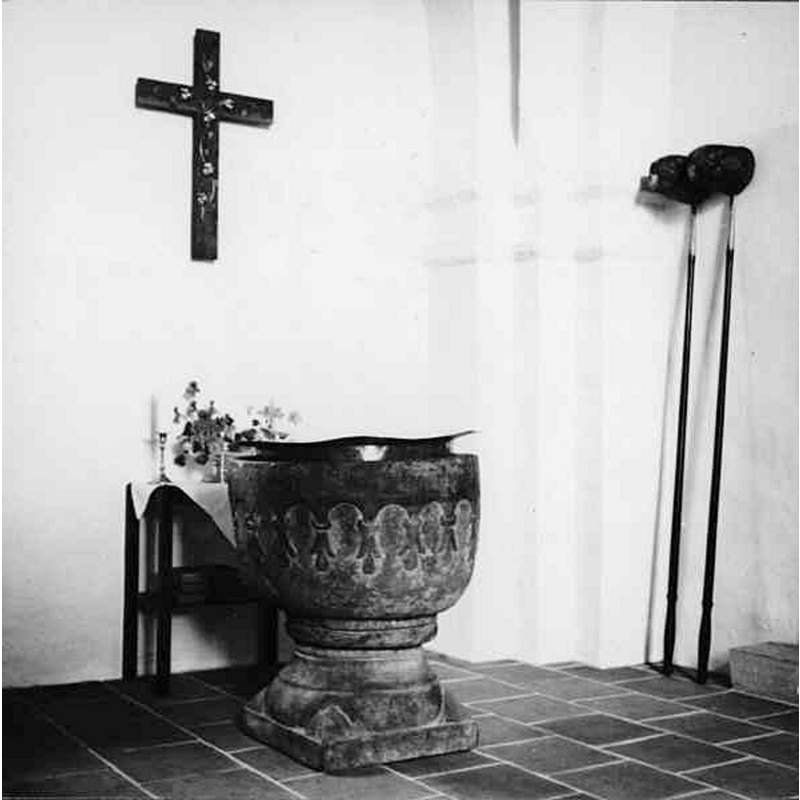 Source caption: "Perstorp kyrka [...] Dopfunt efter restaureringen."
