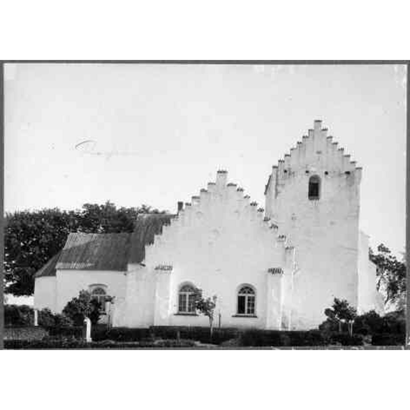 Source caption: "Ravlunda kyrka [...] Kyrkan från norr."