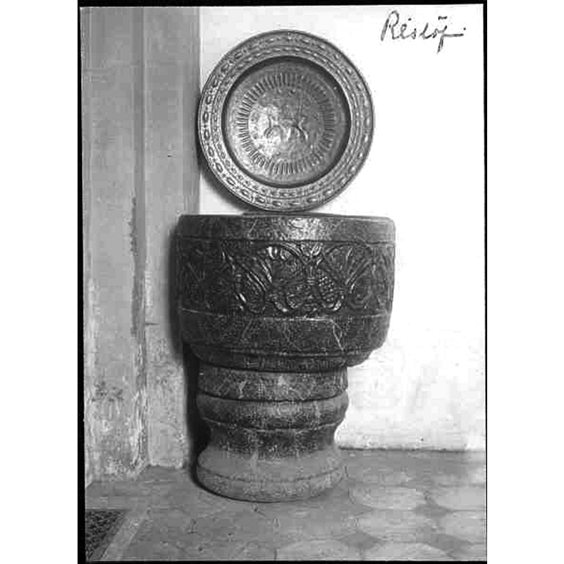 Source caption: "Reslövs kyrka [...] Dopfunt, troligen av sandsten, med rund skål prydd med palmettartade bladornment samt rund fot. Dopfat av mäsning med ornering."