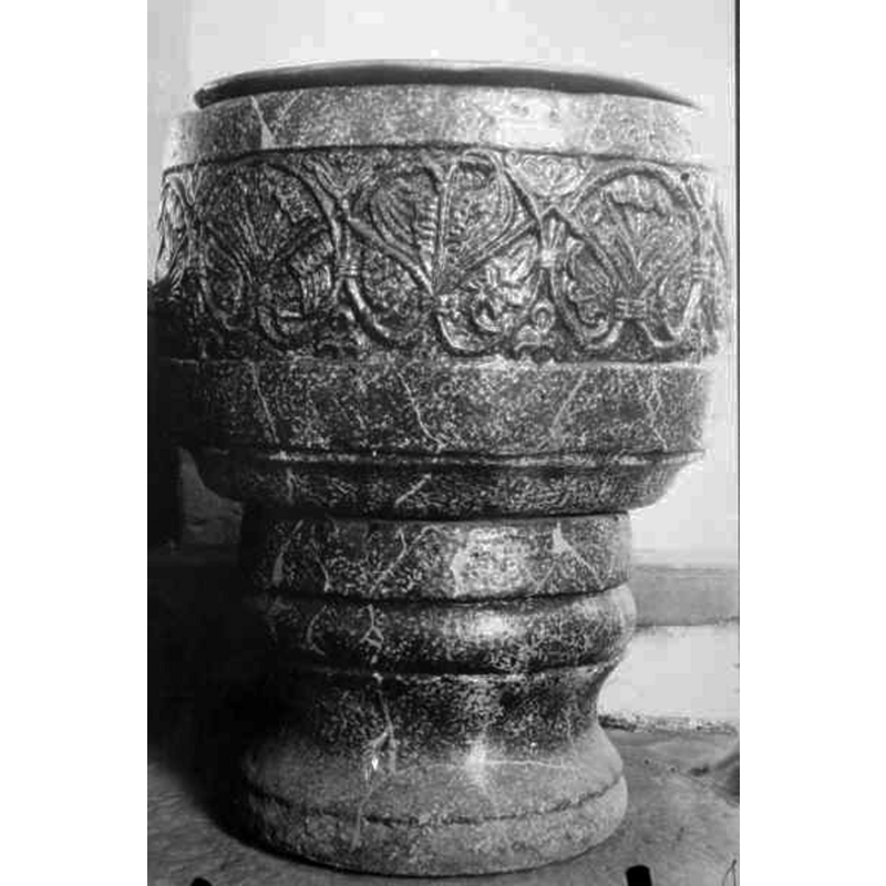 Source caption: "Reslövs kyrka [...] Dopfunt, troligen av sandsten, med rund skål prydd med palmettartade bladornment samt rund fot."