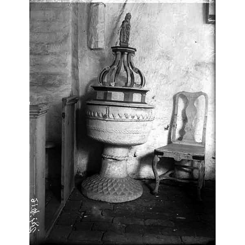 Source caption: "Sankt Ibbs gamla kyrka [...] Dopfunt av kalksten från 1300-talet, locket från 1600-talet."