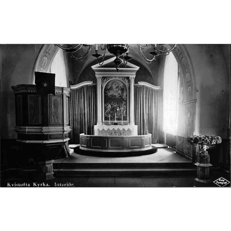 Source caption: "Kvistofta kyrka [...] Interiör mot öster." -- is the organic-looking object in the foreground, right side, a font?