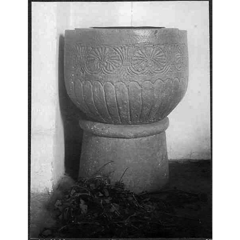 Source caption: "Silvåkra kyrka [...] Dopfunt av sandsten, målad i gulbrunt."