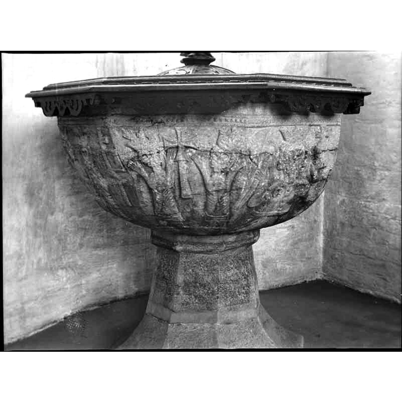 Source caption: "Skanörs kyrka (Sankt Olofs kyrka) [...] Dopfunt av kalksten, sjukantig. Detalj av cuppan."